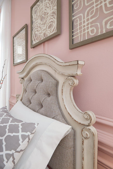 Realyn Upholstered Bed - Unclaimed Freight North (Aitkin, MN)