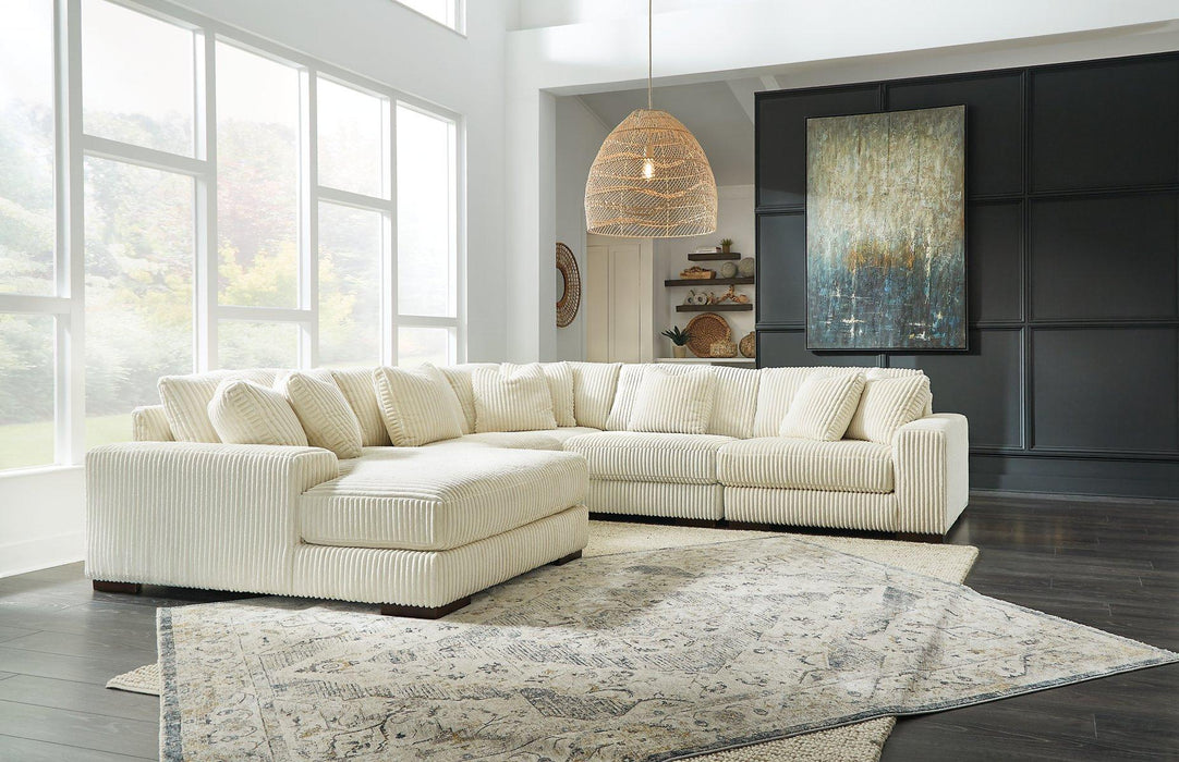 Lindyn Sectional with Chaise - Unclaimed Freight North (Aitkin, MN)