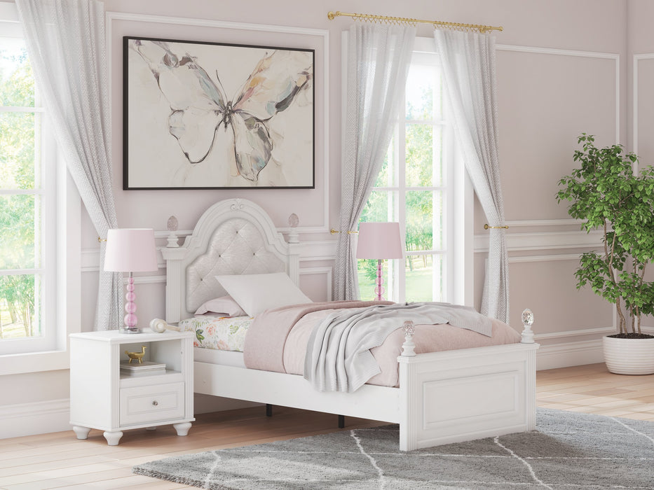 Kozlani Upholstered Bed - Unclaimed Freight North (Aitkin, MN)