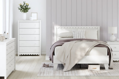 Hallityn Chest of Drawers - Unclaimed Freight North (Aitkin, MN)